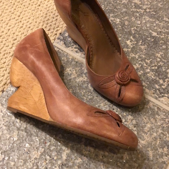 Nicoise Rose Crest Cut Wedges - Picture 5 of 8